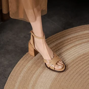 Vintage brown koža jeden-line open-toe sandále pre ženy v roku 2022 letné nový štýl, stredne vysoké podpätky a hrubé podpätky